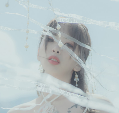 柚木Yuzuki：从写真镜头走到舞台灯光下，一个不太安分的多面手